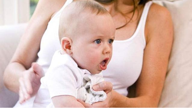 宝宝一咳嗽就吐是怎么回事 宝宝咳嗽呕吐怎么办