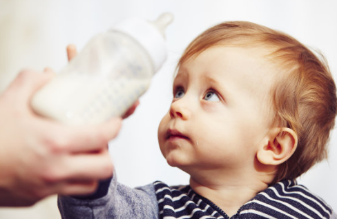 孩子这个年纪就该戒掉奶瓶了 这个年纪不戒奶瓶小心宝宝变丑