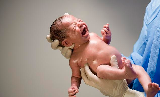 新生儿第一口是先喝水还是吃母乳 新生儿要喝多少母乳