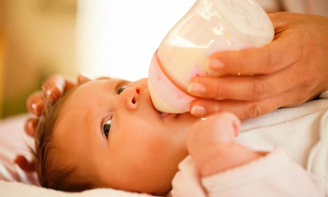 新生儿第一口是先喝水还是吃母乳 新生儿要喝多少母乳