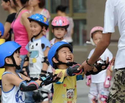 孩子学滑轮的最佳年龄 孩子学滑轮的好处坏处