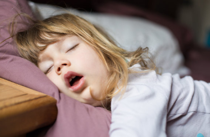 宝宝打鼾就是睡的香吗 宝宝打鼾症及时治小心孩子越长越丑