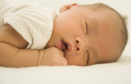 宝宝打鼾就是睡的香吗 宝宝打鼾症及时治小心孩子越长越丑