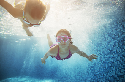 让孩子过早游泳会有危害 孩子什么时候学游泳在最好的