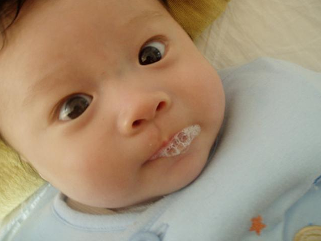 宝宝吐泡泡一定是肺炎吗 宝宝爱吐泡泡要注意什么问题