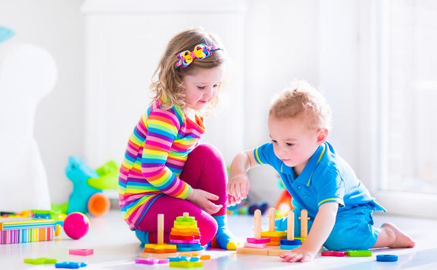 孩子抢玩具的背后心理 如何避免孩子之间争抢玩具