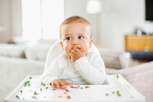 宝宝频繁吃手是怎么回事 宝宝吃爱吃手的原因不容忽视