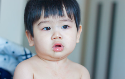 孩子嘴里吐泡泡是怎么回事 孩子嘴里吐泡泡是肺炎吗