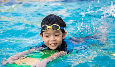 孩子游泳先学蛙泳还是自由泳 国内孩子游泳先学蛙泳原因