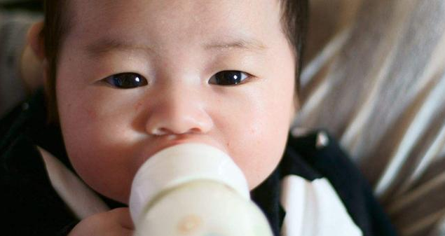 奶粉没喝完可以二次加热给宝宝喝吗 宝宝经常喝剩奶有什么危害