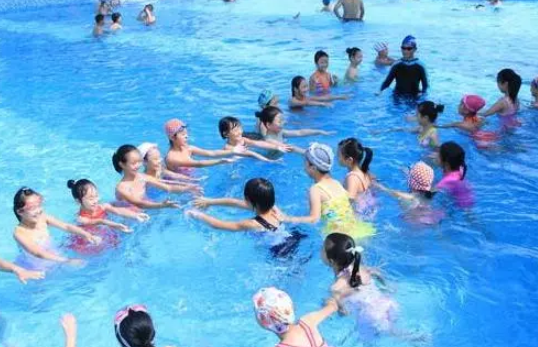 暑期游泳班连着上好不好 孩子游泳班连着上能学会吗