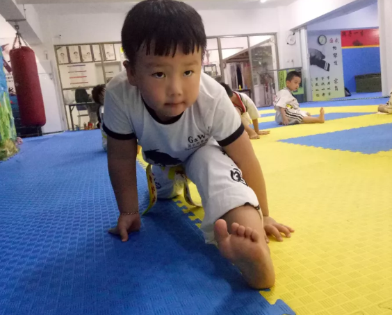 跆拳道对小孩身高有影响吗 压柔韧会不会影响孩子长个儿