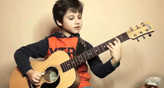 孩子学尤克里里还是吉他有 尤克里里和吉他哪个更适合孩子学