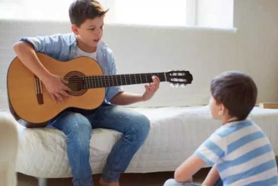孩子学尤克里里还是吉他有 尤克里里和吉他哪个更适合孩子学