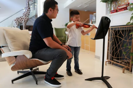 孩子拉小提琴的正确姿势 孩子拉小提琴声音难听怎么办