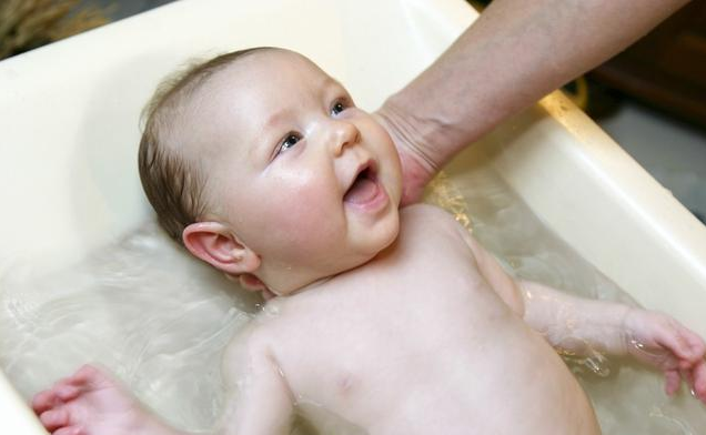 为什么宝宝会发生淹脖子 如何预防宝宝淹脖子