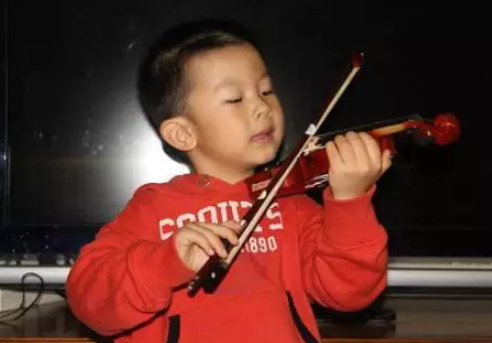孩子学小提琴要放弃吗 孩子学小提琴很难坚持怎么教育