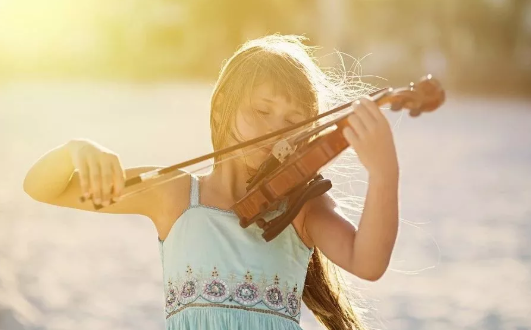 孩子学小提琴比钢琴便宜吗 孩子学小提琴和钢琴哪个花费更高
