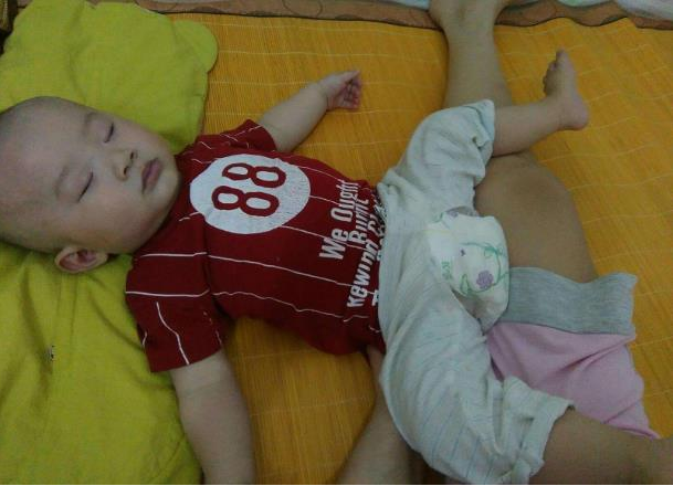 宝宝睡觉打滚哪些情况是生病的征兆 宝宝睡觉满床打滚家长该怎么做