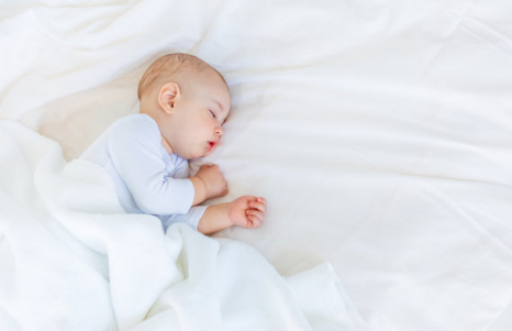 宝宝总是侧着睡后脑勺很大 不同的睡姿有什么缺点和优点