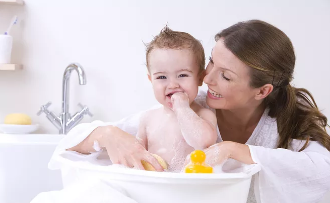 宝宝一洗澡就哭不停是什么原因 怎么才能让宝宝爱上洗澡