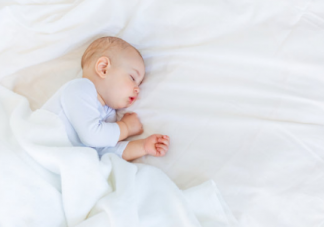 宝宝总是侧着睡后脑勺很大 不同的睡姿有什么缺点和优点
