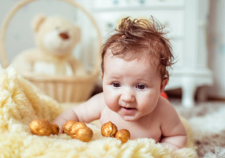 宝宝吃坚果卡在喉咙里怎么办  怎么给宝宝吃坚果才安全