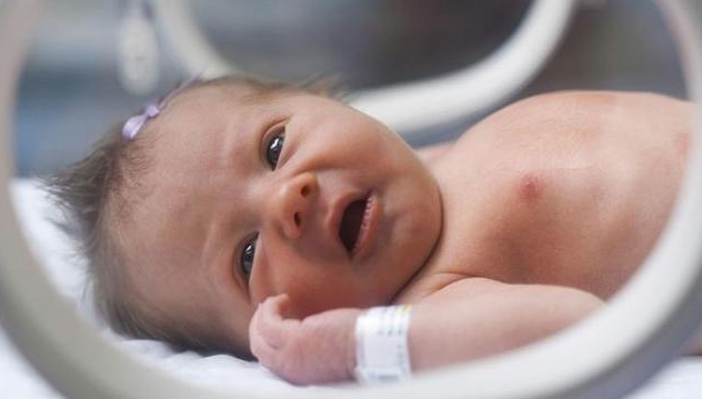 宝宝刚出生为什么要确认性别 如何照顾刚出生的宝宝