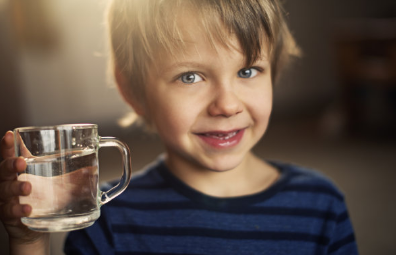 喝水对孩子发育很重要 孩子不爱喝水怎么办 