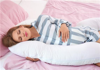 孕妇睡觉翻身胎儿也会翻身吗 孕妇经常翻身对胎儿的影响