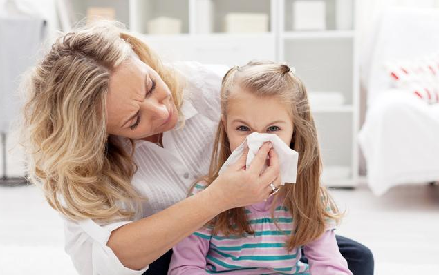 孩子经常流鼻血的常见原因 孩子流鼻血的安全处理方法