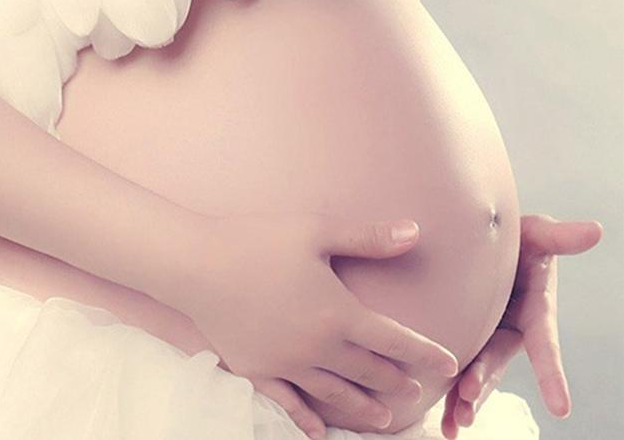 孕晚期频繁摸肚子会早产吗 孕妇抚摸肚子技巧