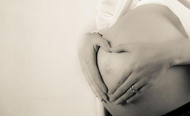 孕晚期频繁摸肚子会早产吗 孕妇抚摸肚子技巧