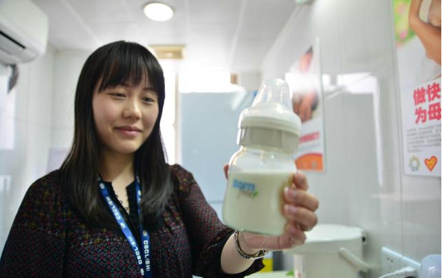 产后初乳少能给宝宝喝配方奶吗 给宝宝喝初乳的好处