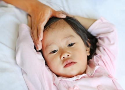 宝宝头顶有乳痂是什么东西 宝宝的头皮屑该怎么清理