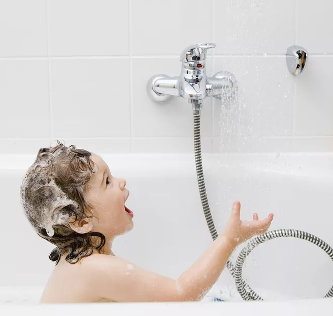 用热水洗澡会影响宝宝的生育能力吗 如何科学给孩子洗澡