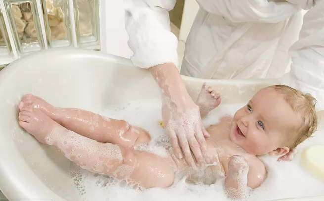 用热水洗澡会影响宝宝的生育能力吗 如何科学给孩子洗澡