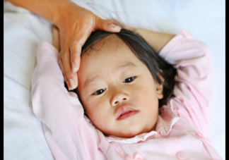 宝宝头顶有乳痂是什么东西 宝宝的头皮屑该怎么清理