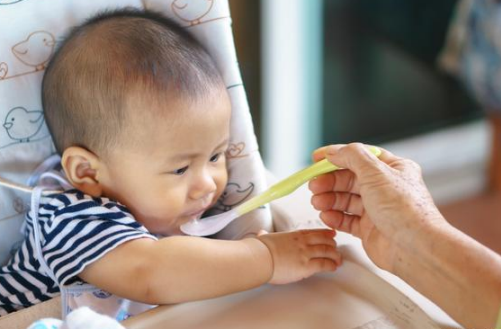 八个月|八个月宝宝一天辅食怎么安排 8个月宝宝能吃哪些辅食