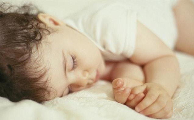 孩子睡觉踢被子是因为热吗 什么情况睡觉踢被子是生病了