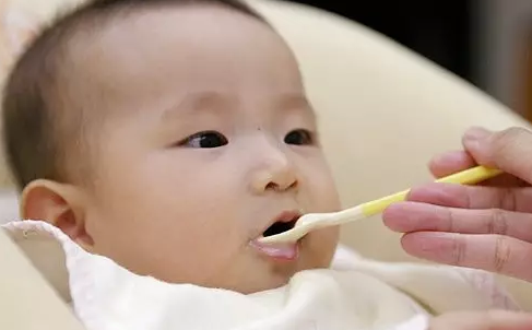 宝宝辅食加了米粉还要喝奶吗 宝宝辅食米粉怎么选择