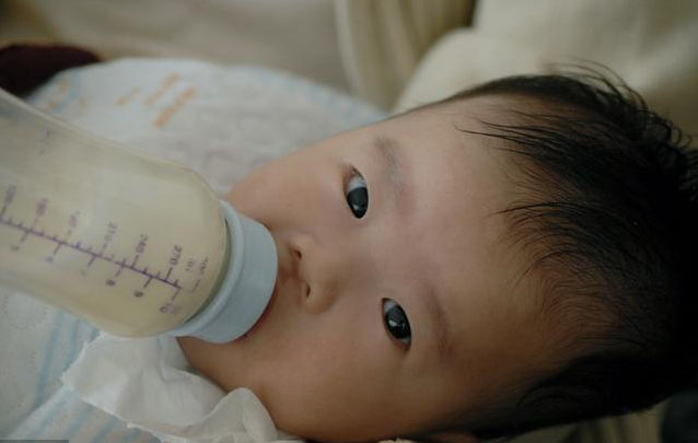 宝宝不爱吃奶是厌奶了吗 宝宝突然不爱吃奶是怎么回事
