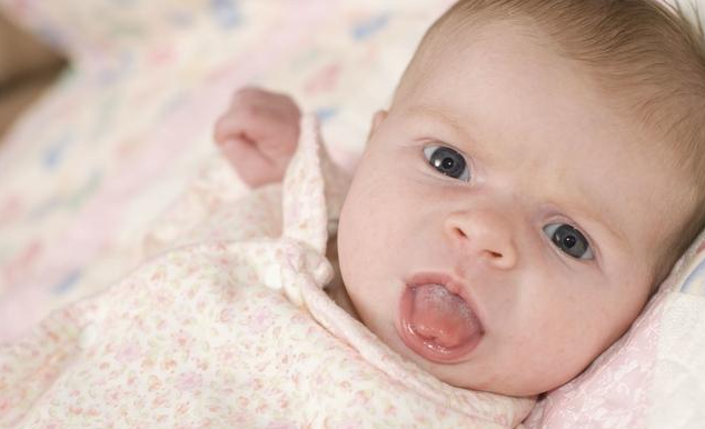 宝宝爱吐舌头是怎么回事 什么情况下是生病了