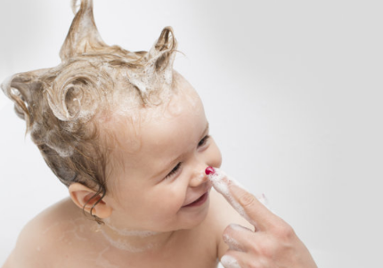 宝宝头上长了头垢怎么办 怎样把孩子的头发洗的干净