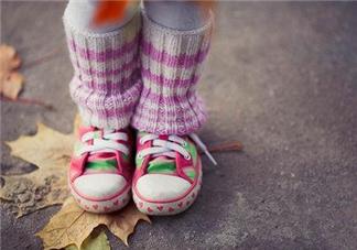 宝宝多大需要穿鞋 给宝宝过早穿鞋的危害