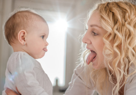 宝宝为什么会吐舌头 宝宝吐舌头是正常的吗