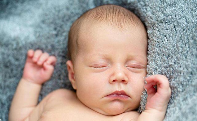宝宝喜欢歪头睡是怎么回事 宝宝歪头睡的原因