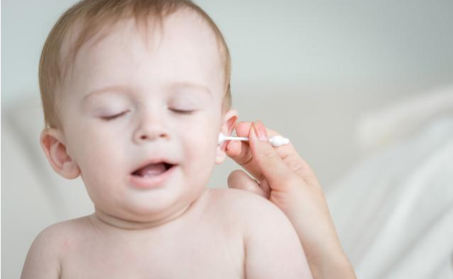 宝宝总挠耳朵是痒吗 宝宝总是挠耳朵的原因