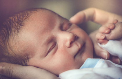 新生儿一出生就睁开眼睛是营养好吗 新生儿眼睛睁的早晚有区别吗