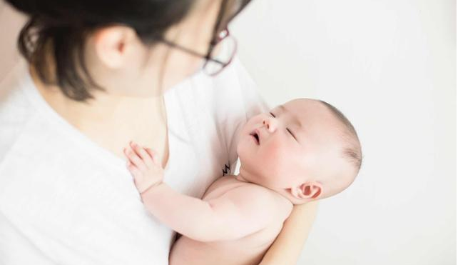 宝宝什么时候可以竖抱 怎么看宝宝脊柱发育是否异常